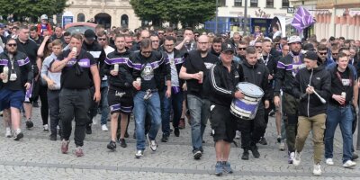 400 Auer Fans marschieren durch die Stadt zum letzten Heimspiel - 