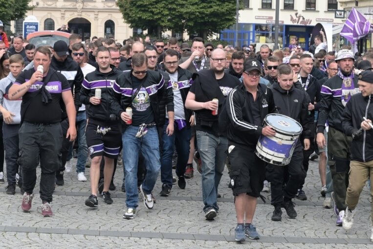 400 Auer Fans marschieren durch die Stadt zum letzten Heimspiel 