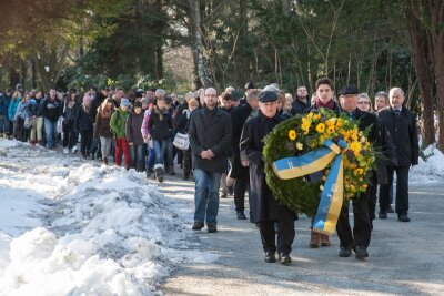 400 Chemnitzer gedenken der Bombenopfer - Rund 400 Chemnitzer - darunter viele Schüler - haben am Dienstagfrüh bei der traditionellen Kranzniederlegung auf dem Städtischen Friedhof der Opfer der Bombardements vom 5. März 1945 gedacht.