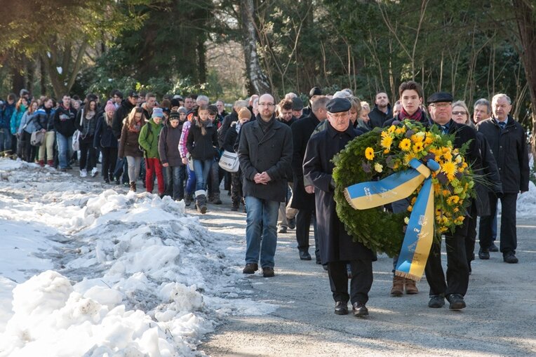 400 Chemnitzer gedenken der Bombenopfer - Rund 400 Chemnitzer - darunter viele Schüler - haben am Dienstagfrüh bei der traditionellen Kranzniederlegung auf dem Städtischen Friedhof der Opfer der Bombardements vom 5. März 1945 gedacht.