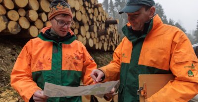 4000 Bäume nicht mehr zu retten - Matthias Wendlandt (l.) und Johannes Riedel vom Sachsenforst bei einer Besprechung vor Ort. 