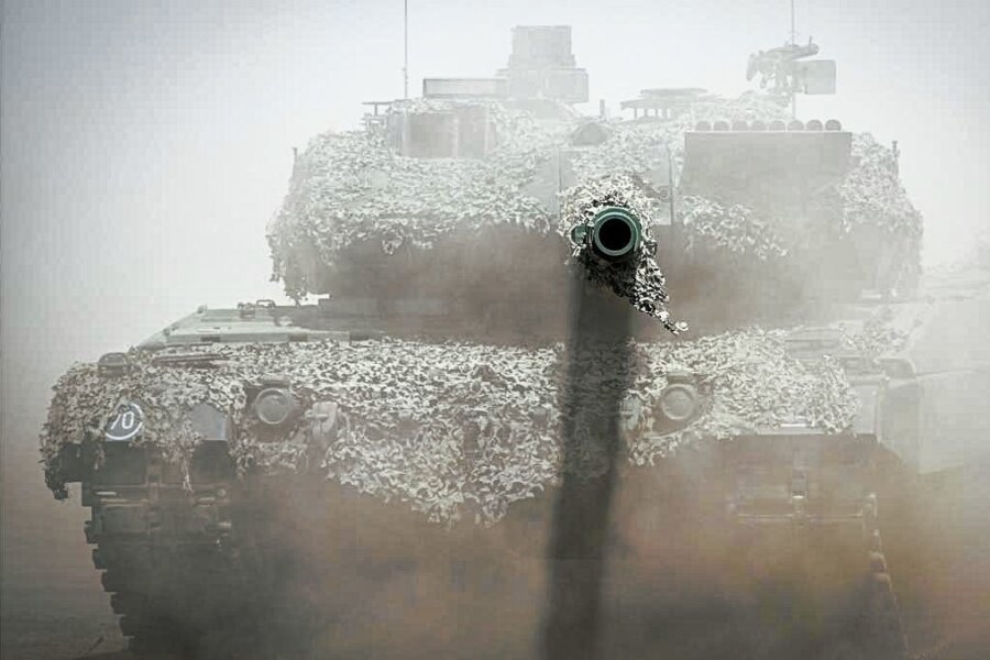 4000 Soldaten nach Litauen - ein klare Ansage und viel Nebel - Ein Leopard-2-Panzer der Bundeswehr bei der Nato-Übung "Griffin Storm" Ende Juni in Litauen. Deutschland hat die dauerhafte Stationierung von 4000 Soldaten in dem Land an der Nato-Ostflanke zugesagt. 