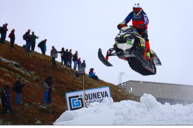 Hoch hinaus: Jens Ullmann hat in Österreich die Grünhainer Fahnen hochgehalten. Mit Tino Weigel und Christian Körner startete der Ortsvorsteher und Vereinsvorsitzende des Motorsportclubs Grünhain am letzten Maiwochenende bei zwei Snowcross-Wettbewerben auf dem Wildkogel.
