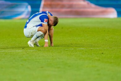 Darmstadts Fabian Nürnberger ist sichtlich enttäuscht: Der SV ist zum vierten Mal aus der Bundesliga abgestiegen. Der Tabellenletzte verlor mit 0:1 gegen den 1. FC Heidenheim und kann auch rechnerisch nicht mehr den Sprung auf den Relegationsrang schaffen.