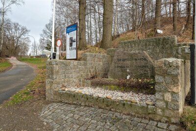 Am ehemaligen Standort des KZ-Außenlagers in Oberhain erinnern ein Gedenkstein und eine Informationstafel an dieses dunkle Kapitel der Geschichte.