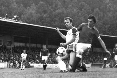 Der Auer Verteidiger Wolfgang Körner in einem Zweikampf mit Gerd Koßmann von Chemie Buna Schkopau. Die Lila-Weißen gewannen das Duell der beiden BSG-Mannschaften in der DDR-Oberliga am 22. August 1981 mit 4:2.