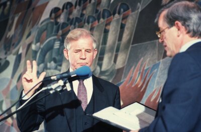 Eine lange und erfolgreiche Ära in Sachsen nimmt seinen Lauf: "Westimport" Kurt Biedenkopf bei der Vereidigung zum Ministerpräsidenten des Freistaates Sachsen am 8. November1990.