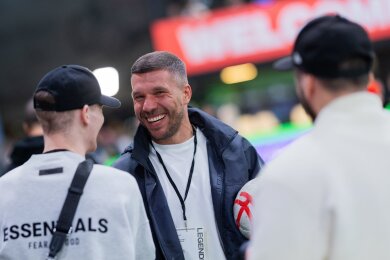 Podolski kritisiert die Verantwortlichen des 1. FC Köln nach dem Abstieg.