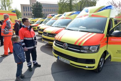 Neue Fahrzeuge werden hier an den Malteser-Rettungsdienst Sachsen in Burgstädt übergeben.