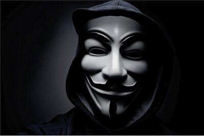 Diese Maske ist das Symbol für das internationale Hackerkollektiv "Anonymous", das Putin den "Cyberkrieg" erklärte. 