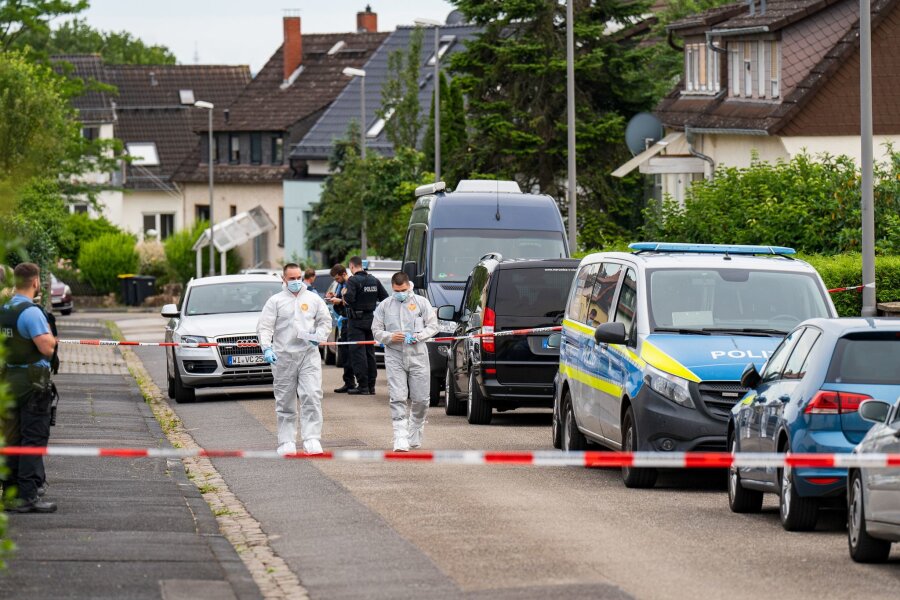 42-Jähriger soll Schwester und Vater getötet haben - In Wiesbaden sind zwei Menschen getötet worden. Die Polizei hat einen Tatverdächtigen festgenommen.