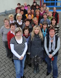 42 Lehrerinnen wünschen sich einen Mann - 
              <p class="artikelinhalt">Gut die Hälfte des Oelsnitzer Frauenteams am Förderschulzentrum Oelsnitz stellte sich am Freitag dem Fotografen. </p>
            
