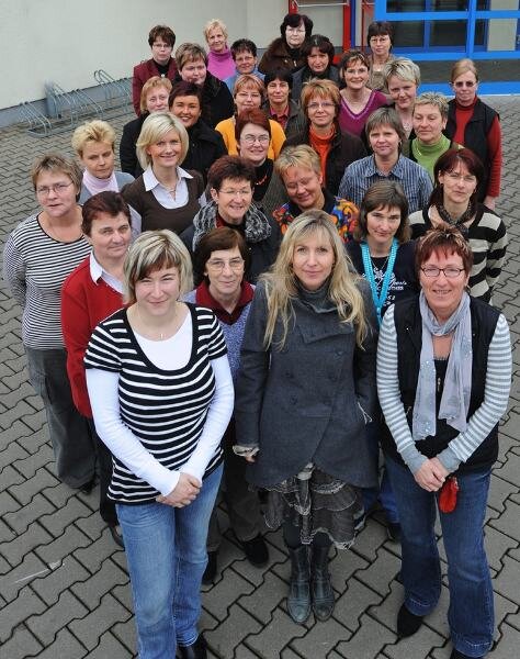 42 Lehrerinnen wünschen sich einen Mann - 
              <p class="artikelinhalt">Gut die Hälfte des Oelsnitzer Frauenteams am Förderschulzentrum Oelsnitz stellte sich am Freitag dem Fotografen. </p>
            