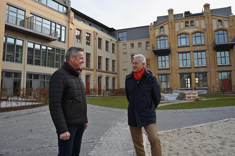 Begrünt: Eckhard Stiegele (rechts) vom Immobilienentwickler Hansa RealEstate und Volker Rößler, Chef der Tochterfirma Hansa Strukturbau, im Hof.