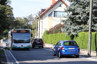 Sobald Busse und Lkws auf der engen Dorfstraße unterwegs sind, müssen die Autofahrer besonders vorsichtig sein. Dann müssen sie, wie auf dem Foto zu sehen, zum Teil auf den Randstreifen ausweichen.