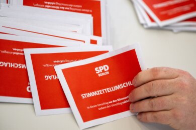 Bei der Stichwahl zum SPD-Parteivorsitz traten Martin Hikel und Nicola Böcker-Giannini gegen Kian Niroomand und Jana Bertels an.