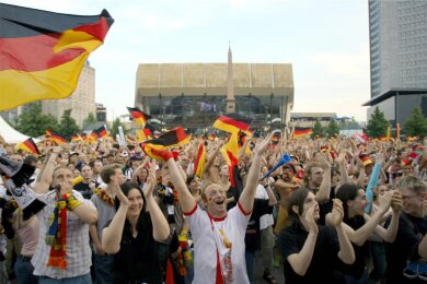 Tage wie diese: Schon bei der Fußball-WM 2006 fieberten Hunderttausende auf dem Augustusplatz in Leipzig mit. Das soll sich nun bei der Europameisterschaft vom 14. Juni bis 14. Juli wiederholen.