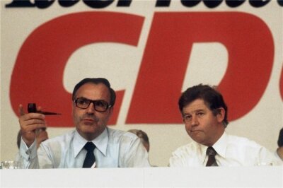 Der Parteichef Helmut Kohl 1976 und sein Generalsekretär einträchtig auf einer Parteiveranstaltung in Bonn: Ein Jahr später war das Verhältnis der beiden zerrüttet. Kohl misstraute Biedenkopf, dem eigene Kanzlerambitionen nachgesagt wurden, zusehends.