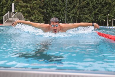 „Der Schmetterlingsstil ist eher für den Zuschauer schön, weniger für den Schwimmer“, sagt Stev Theloke nach dem Training im Sonnenbad Rußdorf.