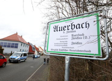 43-Jähriger bei Zwangsräumung in Zwickau festgenommen - Dieses Schild am Wohnhaus, das am Dienstag geräumt wurde, verweist auf einen "könglich sächsischen Gemeindeverbund".