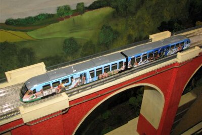 43. Modellbahnausstellung ruft nach Greiz - Ein Regionalzug auf dem Modell der Elstertalbrücke im Maßstab 1:87.