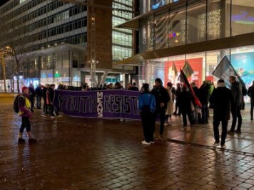 Eine Protestaktion für das vom Abriss bedrohte Dorf Lützerath fand am Dienstagabend im Chemnitzer Zentrum statt.