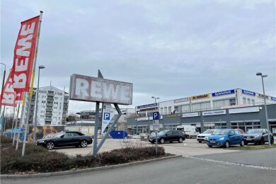 Das Kosmoscenter in Zwickau-Eckersbach wartet bald mit einem vergrößerten Rewe-Markt auf. 
