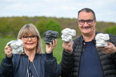 Das Ehepaar Anton und Katja Süppmayer aus Lichtenau zeigt die Erfindung: eine Tasse mit Karl-Marx-Kopf und ein Sparkopf.