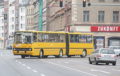 Nostalgie in Chemnitz: Ein alter Ikarus-Bus rollt für TV-Dreharbeiten durch die Innenstadt.
