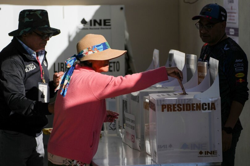 Fast 100 Millionen Menschen sind für die Präsidentschaftswahl in Mexiko registriert, bei der auch Tausende weitere Ämter besetzt werden. Umfragen zufolge dürfte erstmals eine Frau das höchste Amt bekleiden.