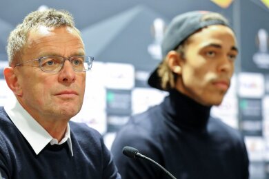 Ralf Rangnick (l) spricht während der Pressekonferenz, neben ihm Spieler Yussuf Poulsen.