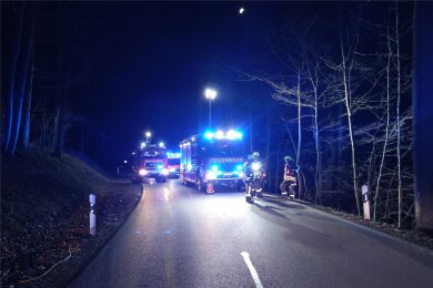Eine Aufnahme des Feuerwehreinsatzes vom 20. März 2022. Vier Stunden lang suchten die Einsatzkräfte entlang der S 236 zwischen Erdmannsdorf und Augustusburg nach den Insassen eines verunglückten Skodas. Später fand die Polizei sie in Leubsdorf und dann gab es Ärger.