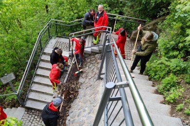 Sachsenburg 2024: DLRG-Mitstreiter haben die Treppe für die Saison und für den Schlosstreppenlauf fit gemacht.