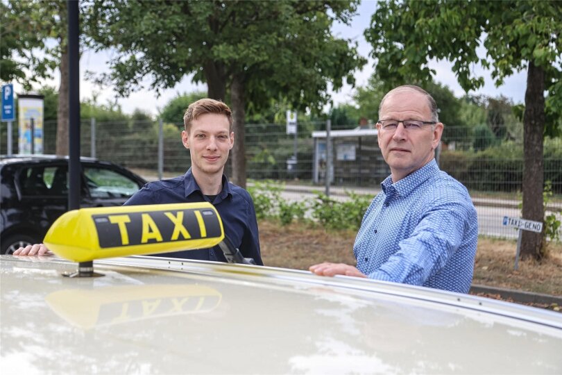 Wolfgang Oertel (rechts) ist Vorsitzender der Taxigenossenschaft Chemnitz. Robin Spinka ist sein Stellvertreter. 2025 wollen sie das bestmögliche Bild von Chemnitz und seinen Taxis abliefern.