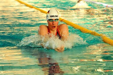 Gelungene Premiere: Emma Weiß gewann bei ihrem ersten Start beim Danish Swimcup zweimal Bronze und kippte zudem fünf Vereinsrekorde bei den Damen (25/50 m Brust, 25/50 m Rücken, 25 m Freistil). Die 19-jährige war erst zu Saisonbeginn aus Ingolstadt nach Freiberg gewechselt.