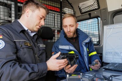 Phillip Mann (l.), der Ortsbeauftragte des Ortsverbands Annaberg des Technischen Hilfswerks, und Toni Kunz, der als Truppführer an der Spitze der neuen Einheit steht, begutachteten direkt nach dem Auspacken die Übungsdrohne und deren Steuerung. 