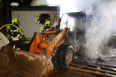 In Chemnitz hat ein Baufahrzeug gebrannt. Die Flammen griffen auf die Baustelleneinrichtung über.