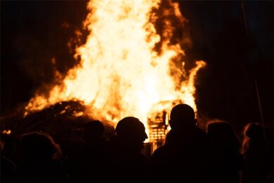 Am 30. April ist vielerorts wieder die Zeit der Hexenfeuer, bei denen die Menschen gesellig zusammenkommen.