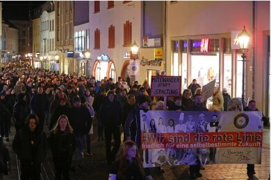 Bei den Montagsdemos in Zwickau waren 2022 teils mehr als tausend Menschen auf der Straße. Inzwischen ist der Zulauf stark zurückgegangen.