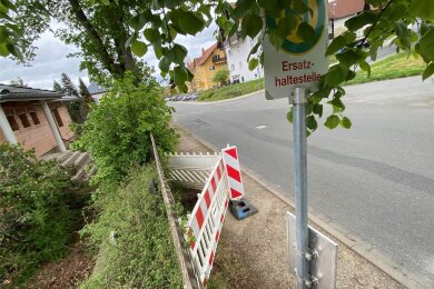 Auch in Rotschau werden die Bushaltestellenschilder ausgetauscht, hier an der Haltestelle Grenzstraße.