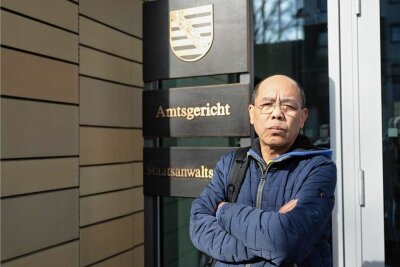 Pham Phi Son - hier vor dem Amtsgericht Chemnitz - hat einen Deutschtest bestanden. Trotzdem bleibt sein Schicksal und das seiner Familie ungewiss. 