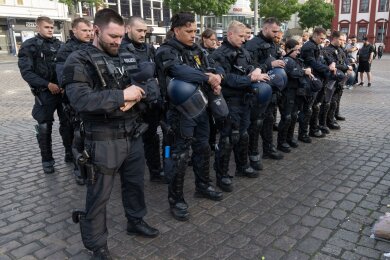 Kurz nach dem Bekanntwerden seines Todes trauern Polizisten in Mannheim um ihren getöteten Kollegen.