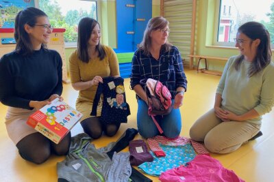 Susann Gränitz, Elisabeth Preuß, Kita-Chefin Antje Oetzel und Fanny Krumbiegel (v.l.) organisieren den Kinderkleiderbasar in der Kita in Lauenhain. Sie sichten alle Kleidungsstücke die von Verkäufern abgeben werden. Denn nur Sachen in guter Qualität, ohne Flecken und Löcher, werden beim Basar angeboten. 