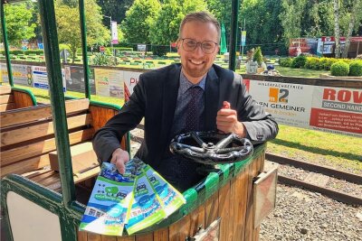 Plauens Kulturbürgermeister Tobias Kämpf (CDU) bekam in der Freizeitanlage Syratal 300 Kinder-Kombi-Karten überreicht. Diese will er an städtische Einrichtungen weiterreichen.
