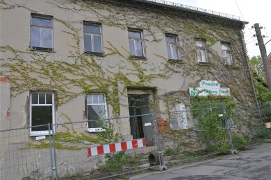 Der alte Gasthof „Zur Linde“ sollte schon vor Jahren abgerissen werden. Jetzt könnten Fördermittel fließen.