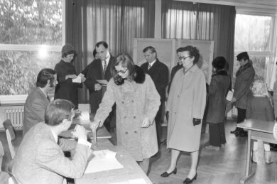 Eines der elementarsten Bürgerrechte, das aktive Wahlrecht, war den Jugendlichen in der Bundesrepublik bereits 1972 gegeben worden: Blick in ein Kieler Wahllokal während der Bundestagswahl jenes Jahres. Die uneingeschränkte Volljährigkeit mit 18 wurde zum 1. Januar 1975 umgesetzt.