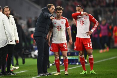 Bayern-Trainer Thomas Tuchel (l) spricht mit Joshua Kimmich (M) und Leroy Sané.
