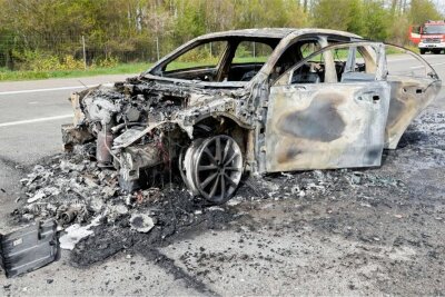 45.000 Euro Schaden: Mercedes fängt auf A4 bei Limbach-Oberfrohna Feuer und brennt komplett aus - Ein Mercedes ist am Donnerstagnachmittag auf der Autobahn 4 ausgebrannt. Zuvor fuhr er auf einen Kia auf. Foto: Harry Härtel