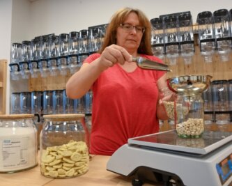 45-Jährige eröffnet Unverpackt-Laden - Am Donnerstag eröffnet Mandy Mehner an der Dr.-Robert-Koch-Straße 19 in Burgstädt ihren Unverpackt-Laden. Hier wiegt sie verschiedene Müsli-Zutaten in einem Glas ab. 