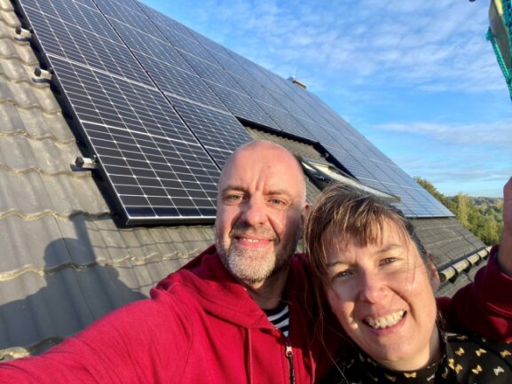 "45 Wochen Lieferzeit": Was man beim Bau einer Solaranlage alles erlebt - Freude im Oktober 2022: Bei "Freie Presse"-Redakteur Oliver Hach und seiner Frau Dagmar sind die Solarmodule auf dem Dach. Damals ahnen sie nicht, was vor der Inbetriebnahme noch auf sie zukommt.